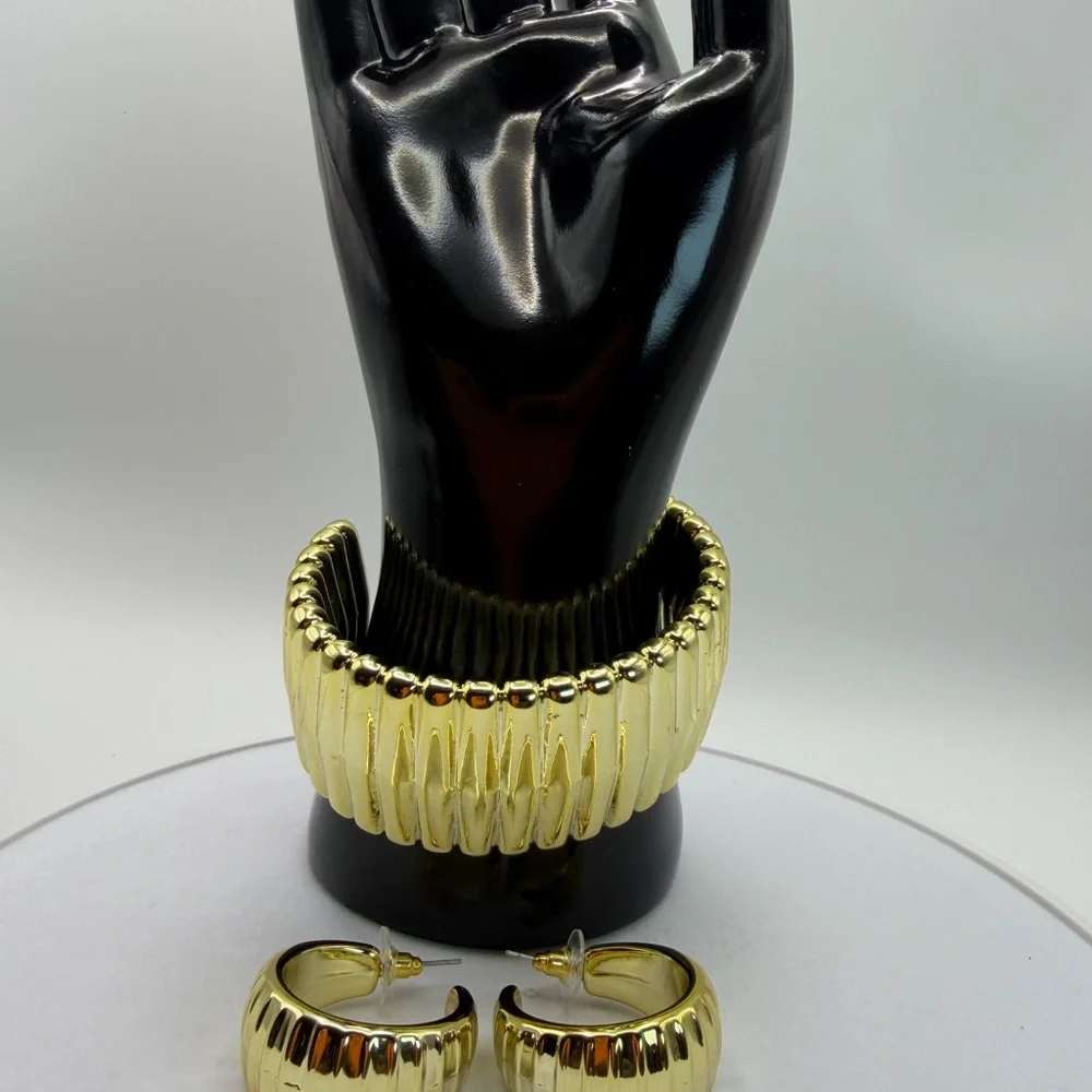 Elegant Gold Hoop Earrings - Picture 11 of 13